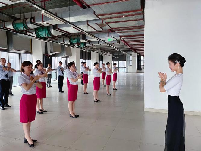 形体仪态专项课程 提升重庆诺富特物业员工气质与服务魅力