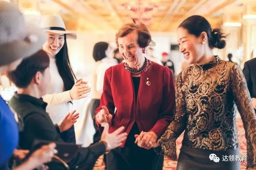 她为重庆打开一扇世界礼仪修养的大门